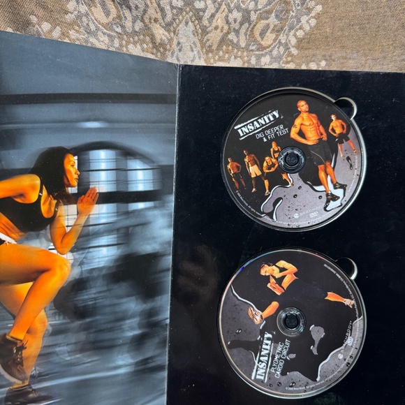 2009 Shaun T Insanity Workout Eight Disc Collection - Picture 3 of 4